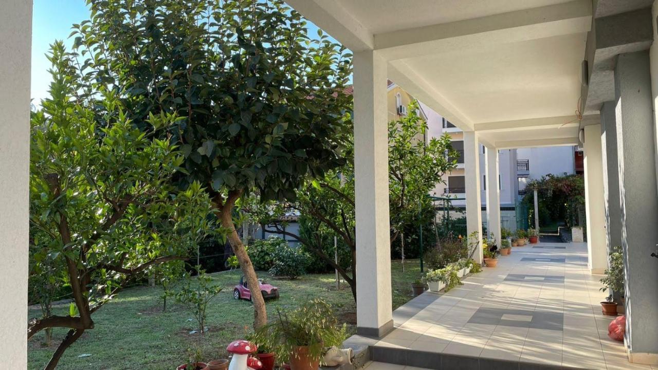 Guest House Djonovic Petrovac na moru Exterior foto